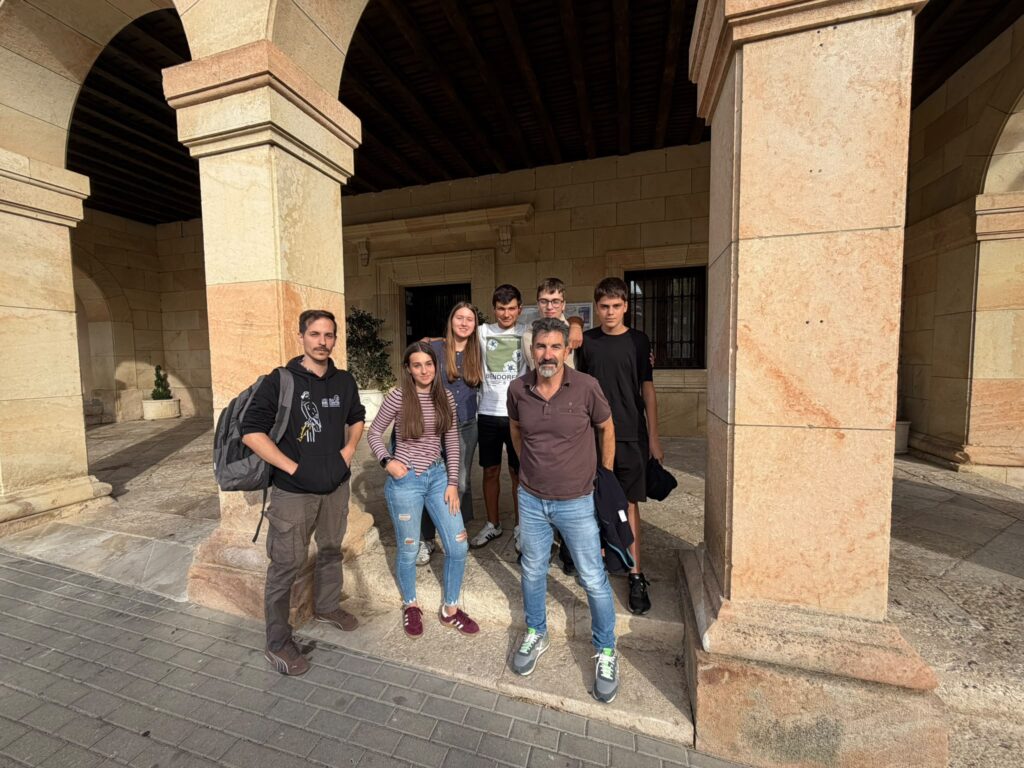 Jóvenes y personas adultas durante una reunión de seguimiento de las iniciativas de Herrera Joven Sostenible 2030.