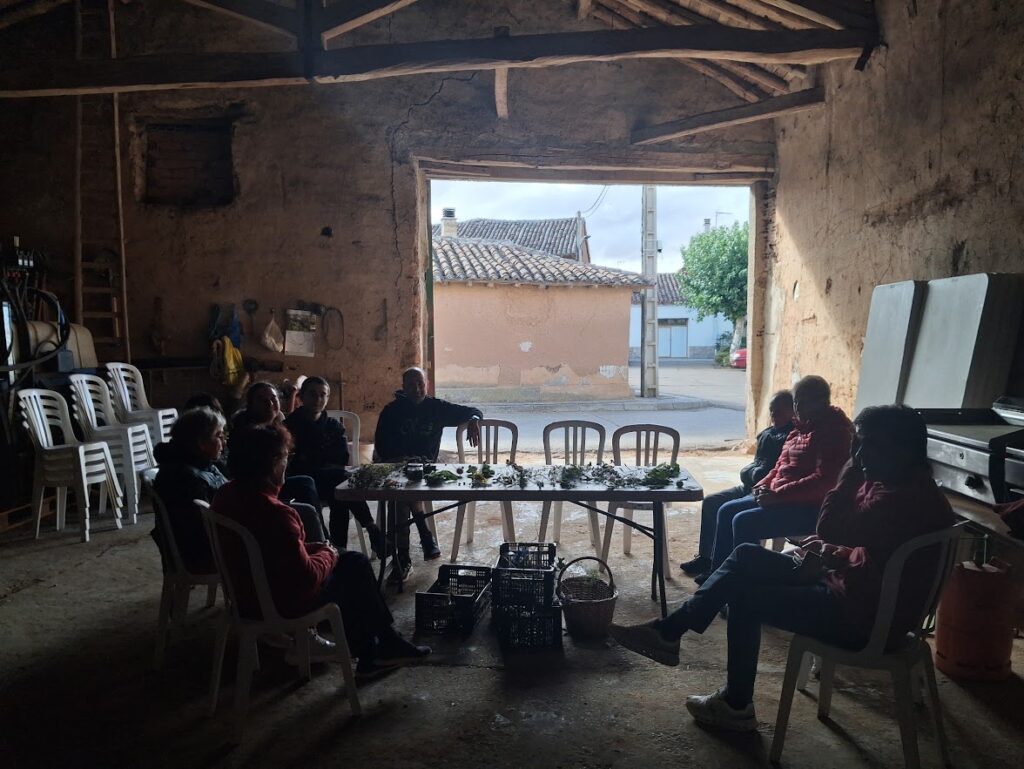 Participantes durante una sesión de recogida de saberes etnobotánicos en uno de los núcleos del municipio.