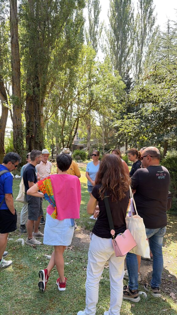 Grupo participante durante una marcha etnobotánica en un espacio arbolado del entorno de Herrera de Pisuerga.