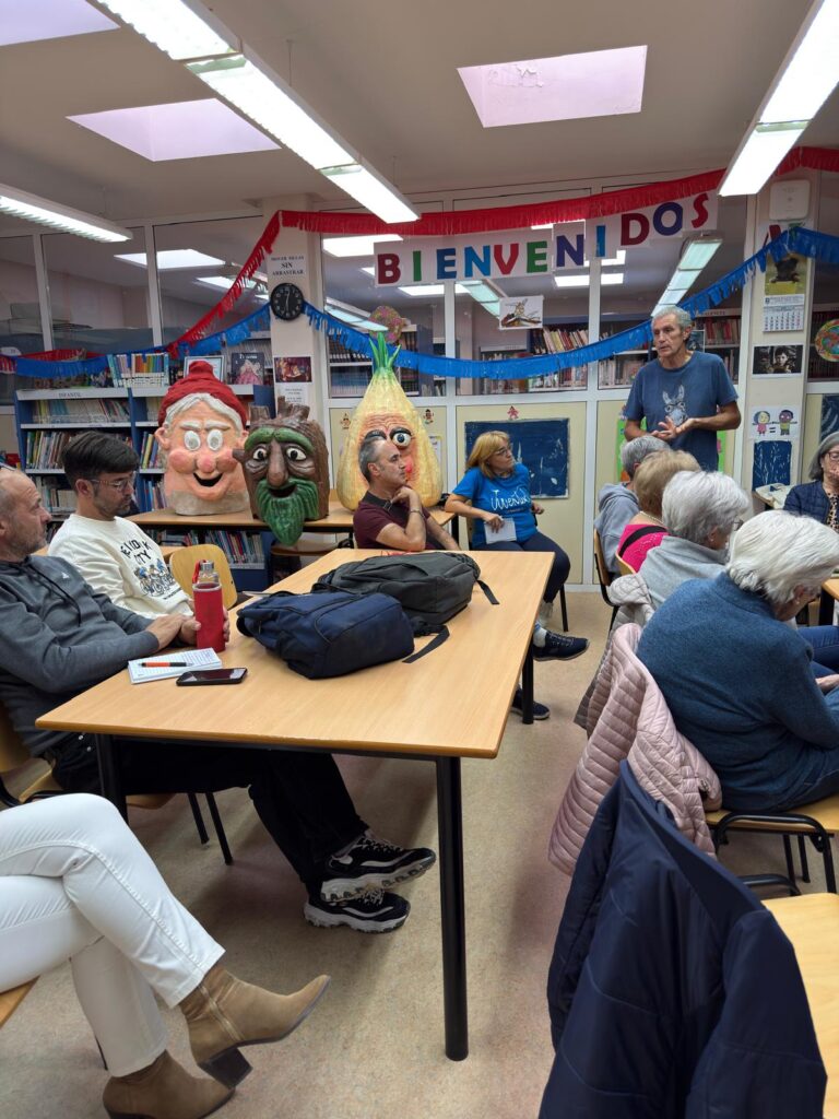 Los tres cabezudos comunitarios expuestos durante la Jornada de resultados de Canal Sostenible en la Biblioteca Municipal.